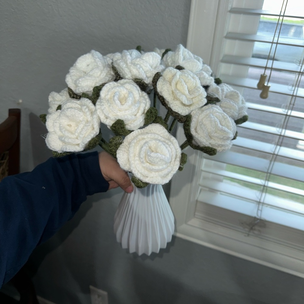 Handmade Pink & white crochet roses 
Mom is making rose & also making pens roses